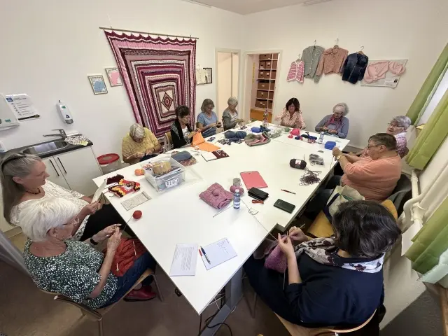 Kreativatelier - Die kreativen Frauen sind wieder fleissig am Handarbeiten. 