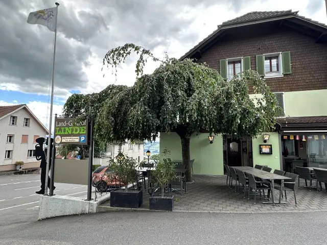 Ein schöner Ausflug in geselliger Runde - Der diesjährige Ausflug mit den alleinstehenden Frauen führte bei leicht bewölktem Wetter durch die schöne Landschaft des Aargaus. Bereits die Fahrt durch die reizvolle Landschaft bot viele schöne Eindrücke und sorgte für eine angenehme Stimmung. 