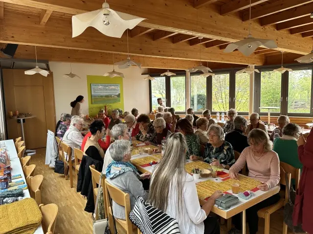 Stürmischer Herbsthock - Herbststurm Benjamin führte zur Verschiebung des Herbsthocks vom Waldhaus in den ref. Pfarreisaal.