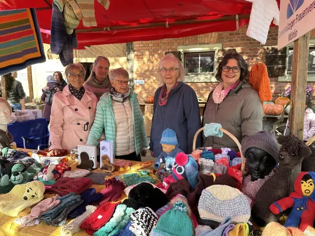 Kreativ Atelier am Herbstmarkt - Die fleissigen Frauen vom Kreativ Atelier haben erfolgreich ihre schönen Handarbeiten am Herbstmarkt vom Dorfmuseum verkauft.